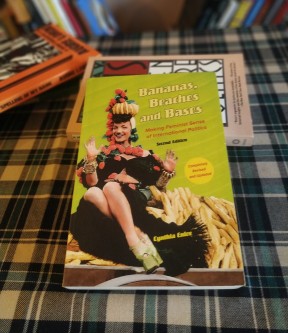 Սինթիա Էնլոու, «Բանաններ, լողափեր և ռազմաբազաներ»